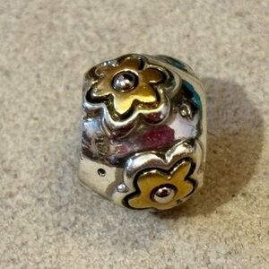 🆕Listing! 🆕 Brighton Daisy bead w Gold raised flowers on silver Retired NWOT